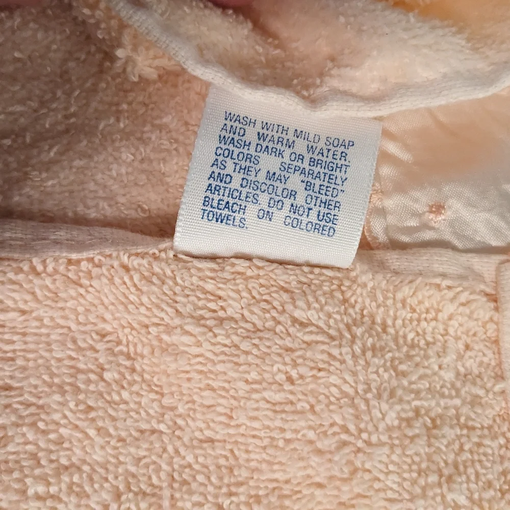Vintage Peach Sea Shell Bath Towel Satin & Embroidered Trim Soft Scalloped EUC